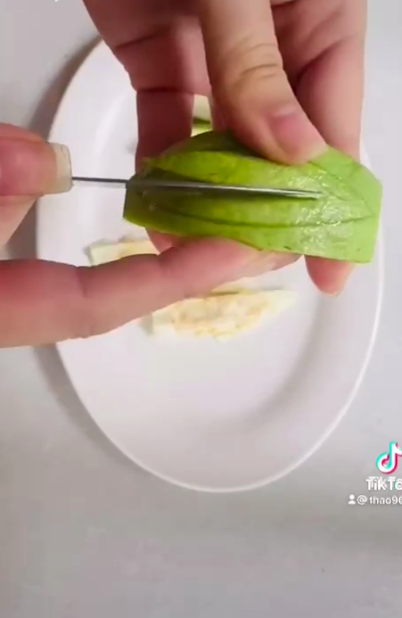 Cắt ổi và bày biện đẹp như khách sạn, gái đảm tiết lộ cách thực hiện chỉ với 4 đường cơ bản!-9