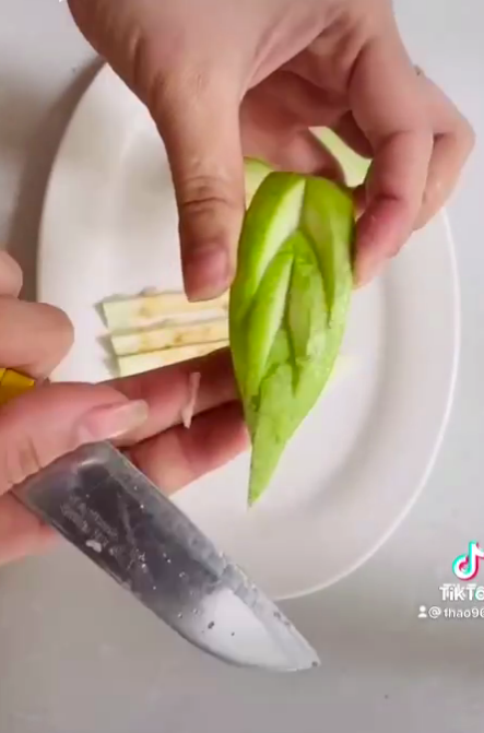 Cắt ổi và bày biện đẹp như khách sạn, gái đảm tiết lộ cách thực hiện chỉ với 4 đường cơ bản!-10