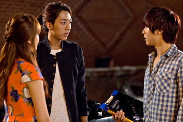 Chồng cũ về thăm con gái, trong bữa cơm vừa ăn vừa liếc nhìn chân anh tôi không kìm được mà khóc-2