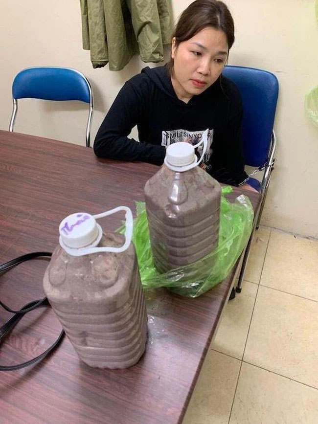 Cựu giảng viên Đại học 60 tuổi nhét 9 ống ma túy đá vào 2 can mắm tôm ship lên Hà Nội-1