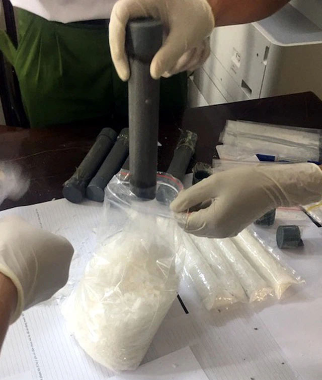 Cựu giảng viên Đại học 60 tuổi nhét 9 ống ma túy đá vào 2 can mắm tôm ship lên Hà Nội-2