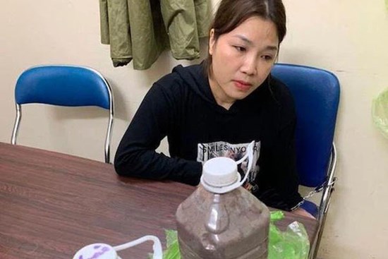 Cựu giảng viên Đại học 60 tuổi nhét 9 ống ma túy đá vào 2 can mắm tôm 