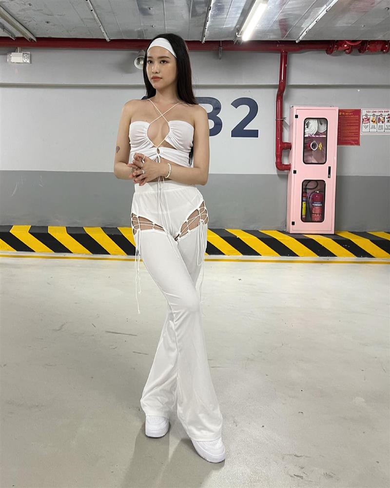 Thúy Vi diện đồ hở trên xẻ dưới lộ nội y phản cảm-1