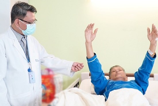 CLIP: Camera ghi lại khoảnh khắc người đàn ông đột quỵ khi đang sạc điện thoại