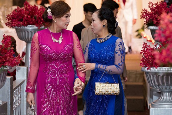 Đẻ sinh đôi, bà nội, bà ngoại đều lên chăm cháu cùng lúc, lời 2 bà thủ thỉ với nhau khiến tôi ôm con khóc nức nở