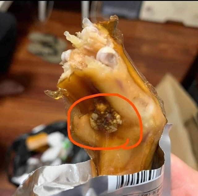 Món chân vịt cay đang nổi rần rần, cô gái cũng tìm mua nhưng mở ra thì hết hồn, lập tức cảnh báo: Cẩn thận kẻo sinh bệnh!-6