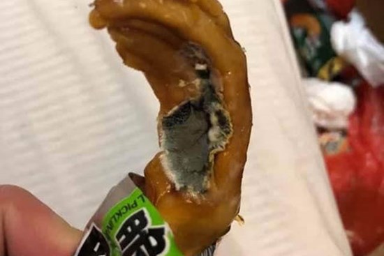 Món chân vịt cay đang nổi rần rần, cô gái cũng tìm mua nhưng mở ra thì hết hồn, lập tức cảnh báo: Cẩn thận kẻo sinh bệnh!