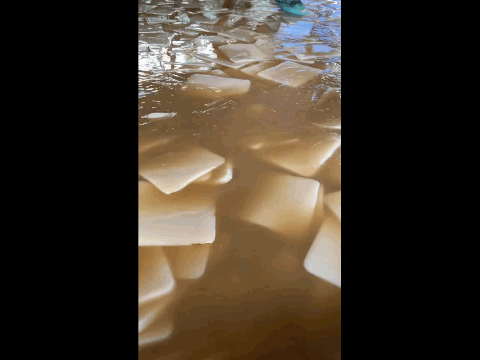 Hãi hùng chứng kiến công nghệ làm thạch dừa siêu bẩn: Thạch được ngâm trong bể nước đục ngầu, nhân viên thản nhiên nhổ nước bọt vào bể-1