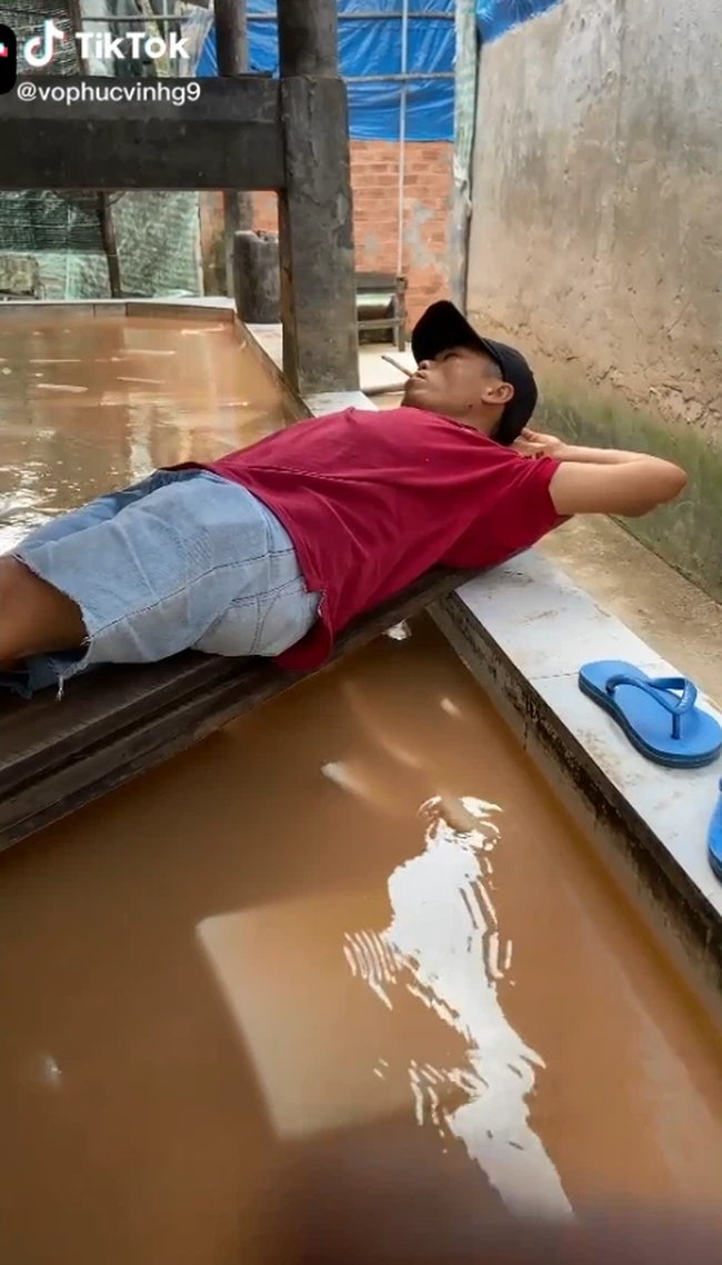 Hãi hùng chứng kiến công nghệ làm thạch dừa siêu bẩn: Thạch được ngâm trong bể nước đục ngầu, nhân viên thản nhiên nhổ nước bọt vào bể-5