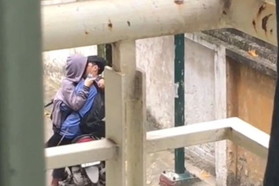 Đoạn clip hai bạn trẻ đeo balo, mặc đồng phục thản nhiên tình tứ ngay giữa thanh thiên bạch nhật khiến dân tình tranh cãi gay gắt