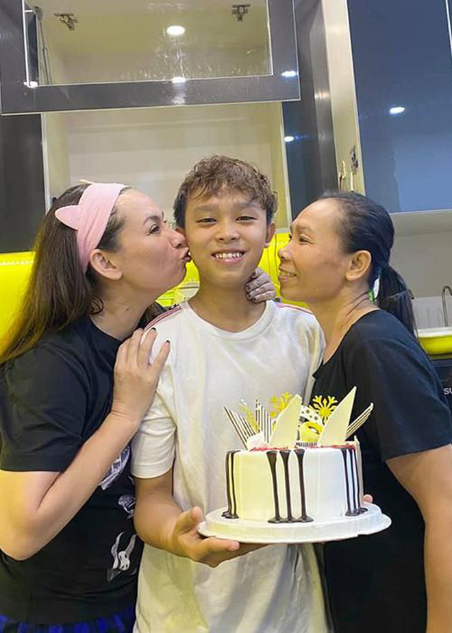 Phi Nhung: Bố mẹ ruột của Hồ Văn Cường giống như đẻ mướn con cho tôi-3