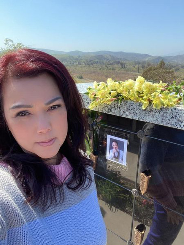 Ca sĩ Phương Loan lộ đôi mắt buồn bã, sưng húp bên di ảnh cố NS Chí Tài, nói một lời ai nghe cũng xót!-2