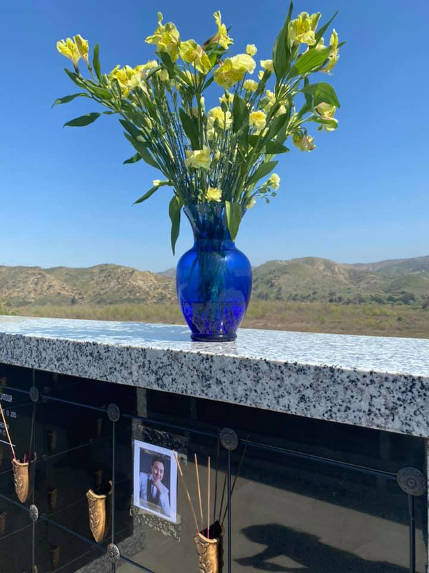 Ca sĩ Phương Loan lộ đôi mắt buồn bã, sưng húp bên di ảnh cố NS Chí Tài, nói một lời ai nghe cũng xót!-3