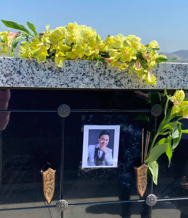 Ca sĩ Phương Loan lộ đôi mắt buồn bã, sưng húp bên di ảnh cố NS Chí Tài, nói một lời ai nghe cũng xót!-4