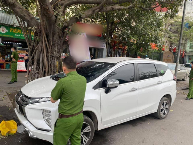 Đỗ ô tô gần gốc cây, chủ xe choáng váng khi thấy xế hộp bị ăn nguyên bát phở, công an phải đến hiện trường-4