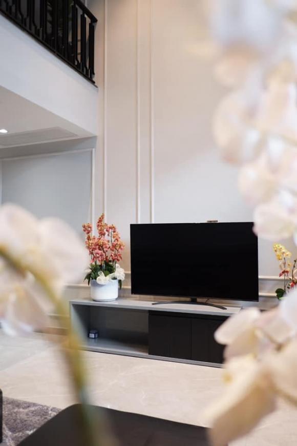 Nữ ca sĩ xinh đẹp còn hiếu thảo: Đi hát bao năm trời dành tiền xây nhà mặt phố tặng mẹ, nội thất sang xịn không chê vào đâu được!-4