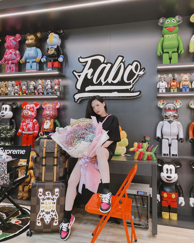 Con dâu ông trùm điện tử Sài Gòn hé lộ cảnh bên trong biệt thự đang sống, đầy ắp những món đồ chỉ giới thượng lưu mới có-13