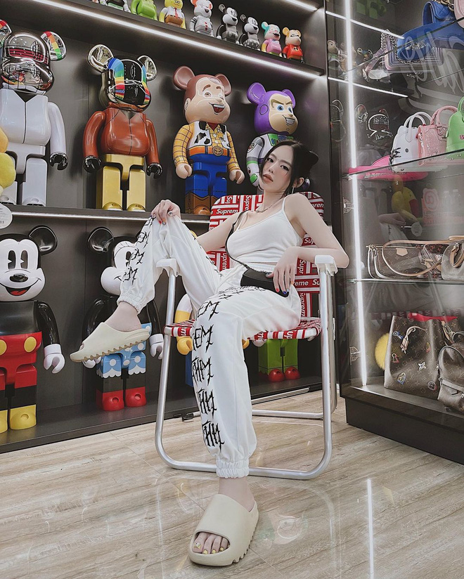 Con dâu ông trùm điện tử Sài Gòn hé lộ cảnh bên trong biệt thự đang sống, đầy ắp những món đồ chỉ giới thượng lưu mới có-16