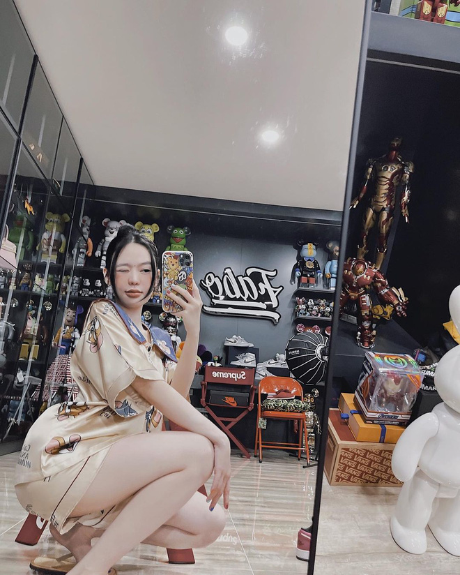 Con dâu ông trùm điện tử Sài Gòn hé lộ cảnh bên trong biệt thự đang sống, đầy ắp những món đồ chỉ giới thượng lưu mới có-17