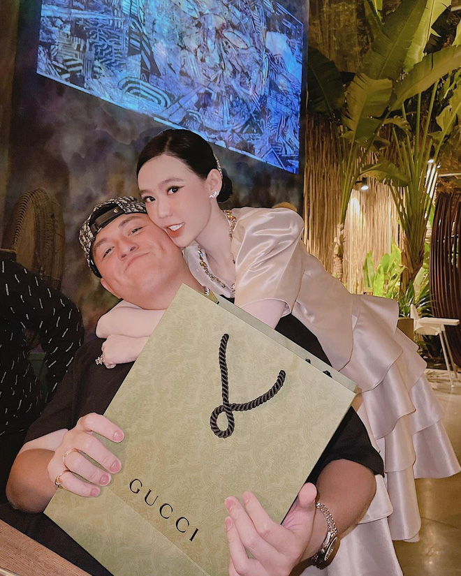 Con dâu ông trùm điện tử Sài Gòn hé lộ cảnh bên trong biệt thự đang sống, đầy ắp những món đồ chỉ giới thượng lưu mới có-2