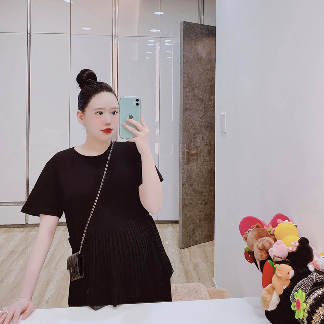 Con dâu ông trùm điện tử Sài Gòn hé lộ cảnh bên trong biệt thự đang sống, đầy ắp những món đồ chỉ giới thượng lưu mới có-8