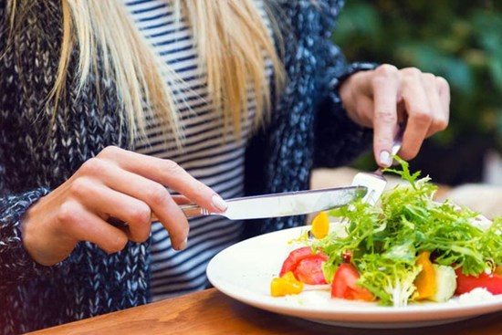 Chia sẻ của người phụ nữ bị nhiễm giun sau khi ăn salad đóng túi