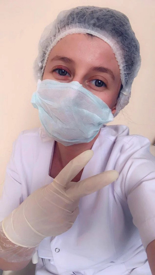 Cặm cụi bán hoa ở nghĩa trang cóp từng đồng bạc lẻ để nuôi con gái đi du học nước ngoài, mẹ chết lặng khi biết sự thật chua xót-1