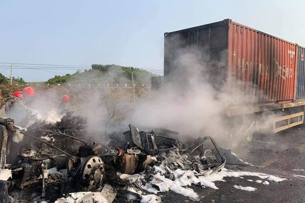 Bé gái bị xe buýt kéo lê ở Trung Quốc-1