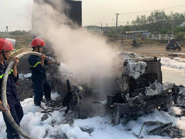 NÓNG: Tông rồi kéo lê xe máy 50 mét khiến 2 người thương vong, xe đầu kéo cháy rụi-2