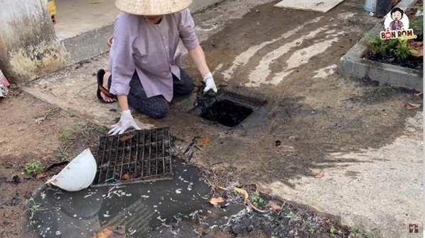 Hoài Linh tự tay móc cống đen ngòm: Nổi tiếng cũng là người, cũng phải làm hết-3