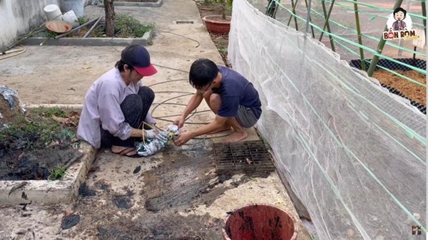 Hoài Linh tự tay móc cống đen ngòm: Nổi tiếng cũng là người, cũng phải làm hết-4