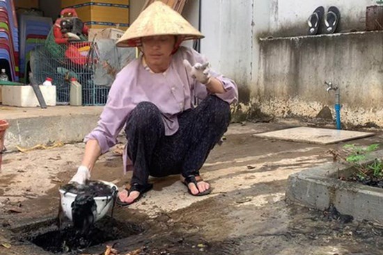 Hoài Linh tự tay móc cống đen ngòm: 'Nổi tiếng cũng là người, cũng phải làm hết'