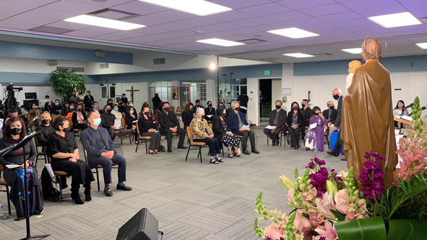 Lễ tưởng niệm 100 ngày cố NS Chí Tài: Ca sĩ Phương Loan tổ chức trang trọng ở Mỹ, Nhật Kim Anh đến thắp hương tại đền thờ 100 tỷ-2