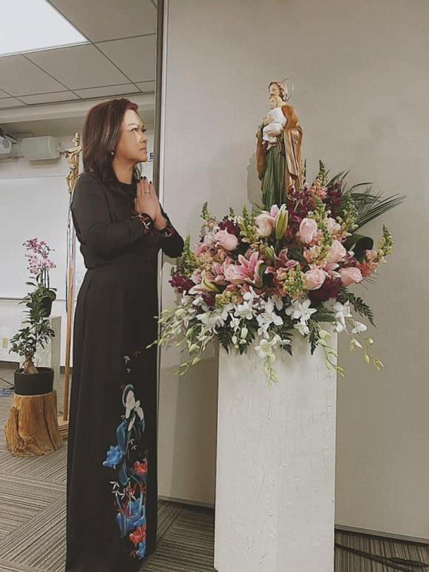 Lễ tưởng niệm 100 ngày cố NS Chí Tài: Ca sĩ Phương Loan tổ chức trang trọng ở Mỹ, Nhật Kim Anh đến thắp hương tại đền thờ 100 tỷ-3