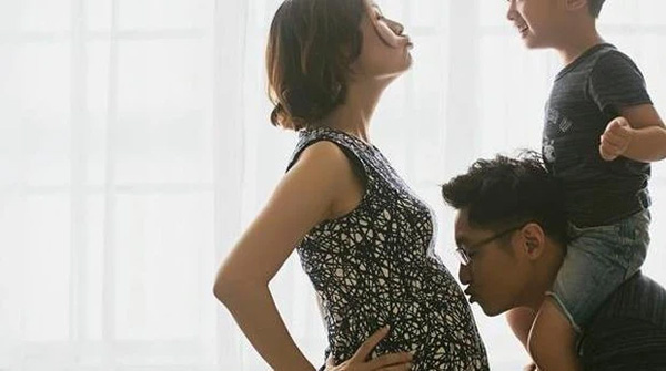 Đứa trẻ nghịch ngợm đâm sầm vào bà bầu sắp sinh, bố mẹ khinh khỉnh nói có gì ghê gớm!, câu đáp trả đanh thép của người chồng khiến cả hai muối mặt-1