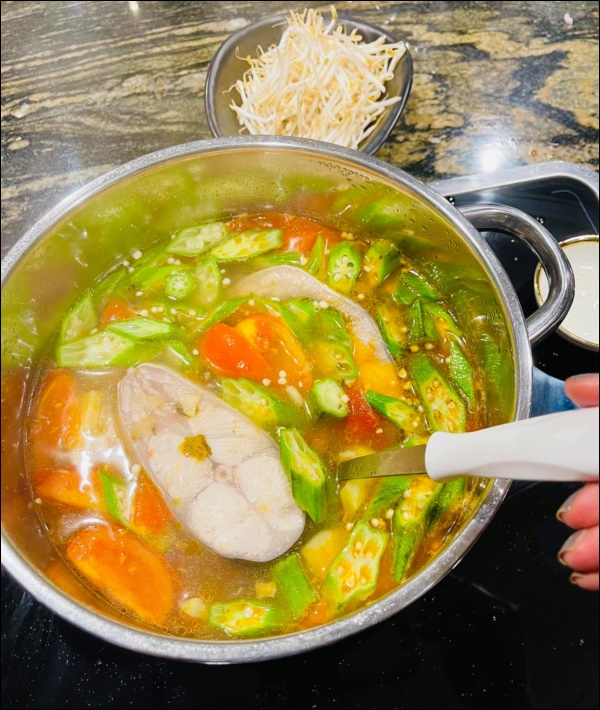 Nấu ăn siêu đỉnh như Lã Thanh Huyền: Cân đẹp món canh&nbsp;chua cá hú chuẩn vị miền Tây, chị em học ngay để chiêu đãi chồng con-3