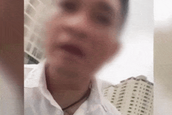 Bước xuống xe taxi, tài xế lao về phía ô tô đồng nghiệp rồi có hành động gây bức xúc-1