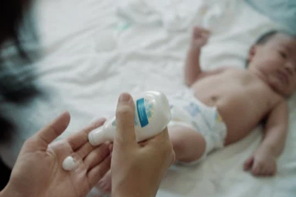 Mẹ để con trai ngồi ngược sau yên xe máy chơi đùa khi đi đường, mặc kệ xe tải chạy sát vách gây phẫn nộ-3