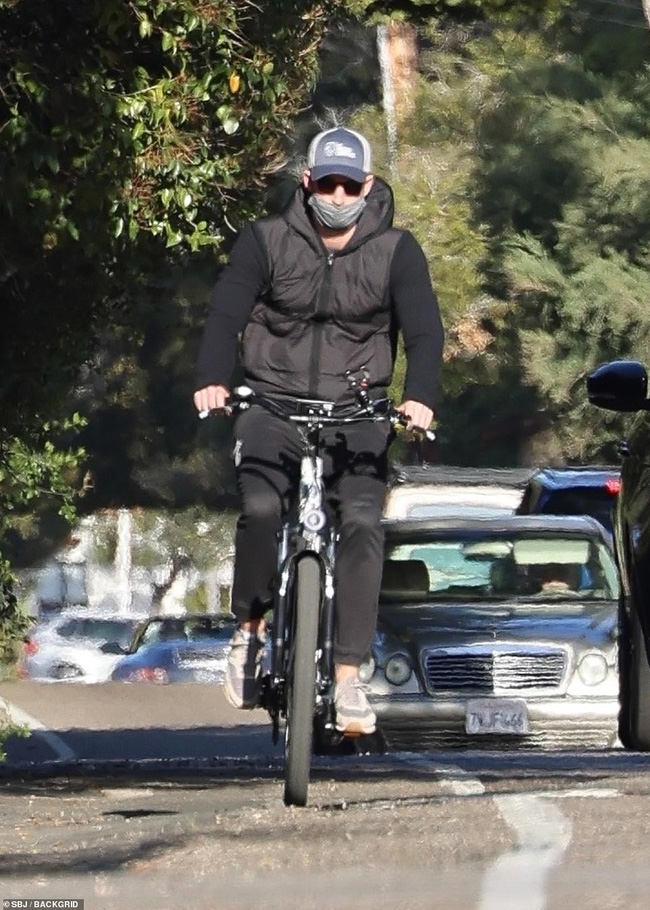 Xuất hiện cùng một ngày, Nữ hoàng Anh thần sắc rạng rỡ sau biến cố trong khi Harry vẫn nợ bà nội một lời xin lỗi-4