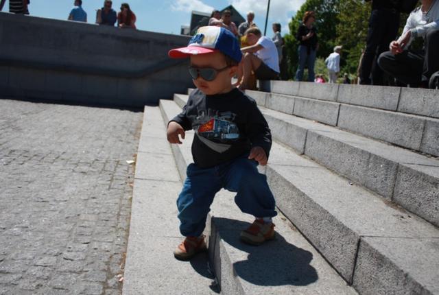 Mẹ thường chọn mua quần áo cho con như thế nào? Nên chọn màu tối hay màu sáng? Hãy cẩn thận vì chọn sai có thể sẽ làm tổn thương bé rất nhiều-2