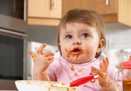 Mẹ thường chọn mua quần áo cho con như thế nào? Nên chọn màu tối hay màu sáng? Hãy cẩn thận vì chọn sai có thể sẽ làm tổn thương bé rất nhiều-3