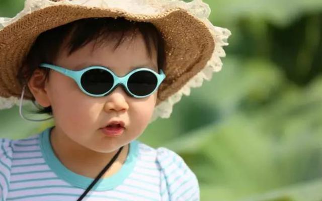 Mẹ thường chọn mua quần áo cho con như thế nào? Nên chọn màu tối hay màu sáng? Hãy cẩn thận vì chọn sai có thể sẽ làm tổn thương bé rất nhiều-4