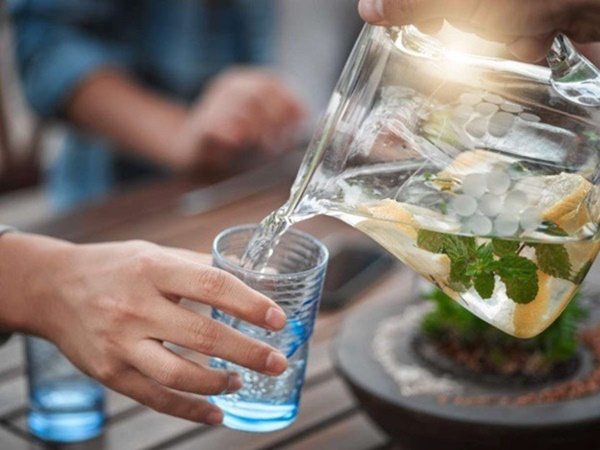 4 thời điểm uống nước nguy hiểm mà người Việt cần bỏ ngay kẻo làm hại tim, hại ruột và tăng huyết áp-3