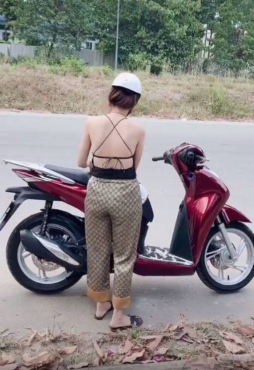 Đang đi trên đường, cô gái dừng xe lột đồ khiến ai cũng choáng váng-3