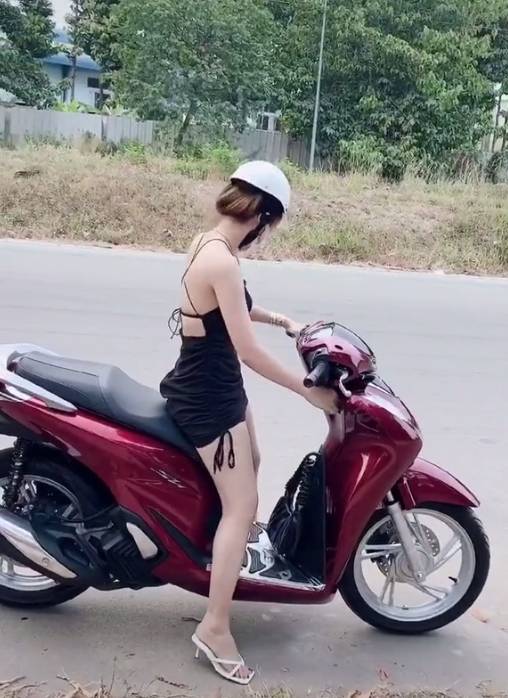 Đang đi trên đường, cô gái dừng xe lột đồ khiến ai cũng choáng váng-5