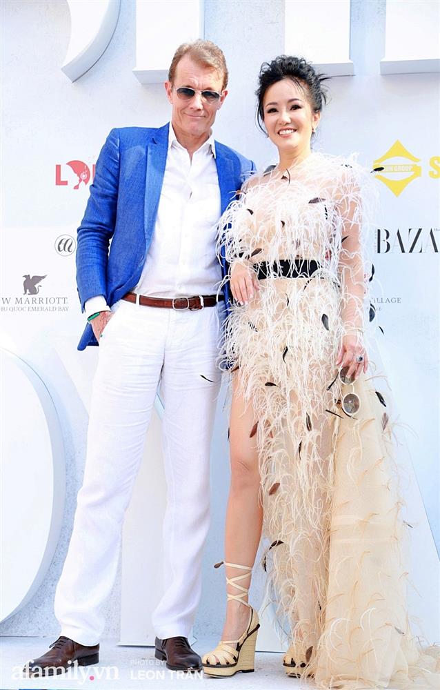 Mẹ bỉm sữa Đông Nhi hở bạo đến mấy cũng không thể hot bằng vòng 3 cong đến khó hiểu của Ngọc Trinh-16