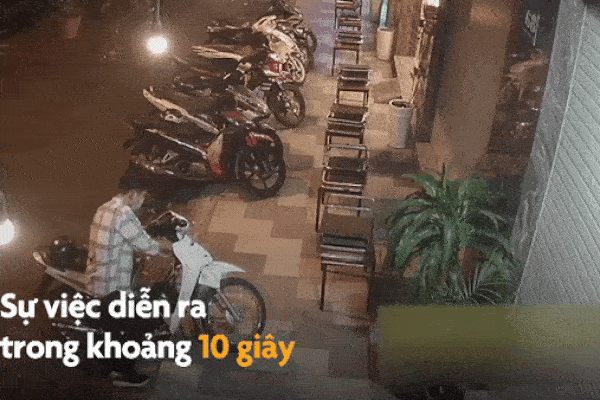 Trộm xe máy và điện thoại của người ngủ quên trước cửa nhà-1