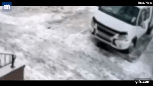 Video: Bé trai 11 tuổi rơi từ tầng 25 chung cư xuống vẫn sống sót thần kỳ, cảnh hiện trường cho thấy điều kỳ diệu không tưởng-1