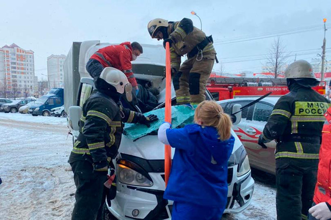 Video: Bé trai 11 tuổi rơi từ tầng 25 chung cư xuống vẫn sống sót thần kỳ, cảnh hiện trường cho thấy điều kỳ diệu không tưởng-9