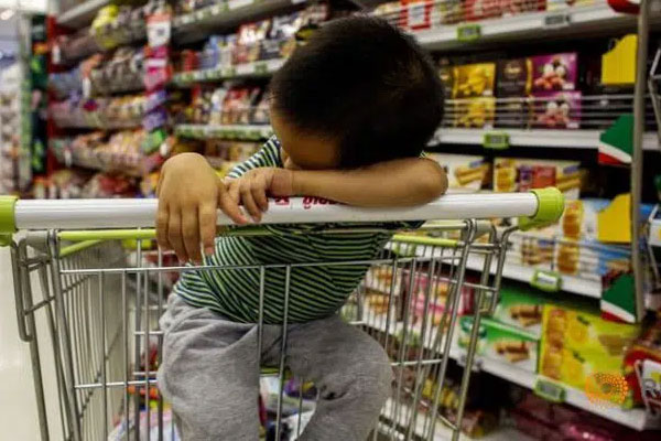 Đưa con trai đến lớp, bà mẹ tình cờ đi theo một phụ huynh khác và phát hiện ra môn học lạ đang được giảng dạy tại trường-4